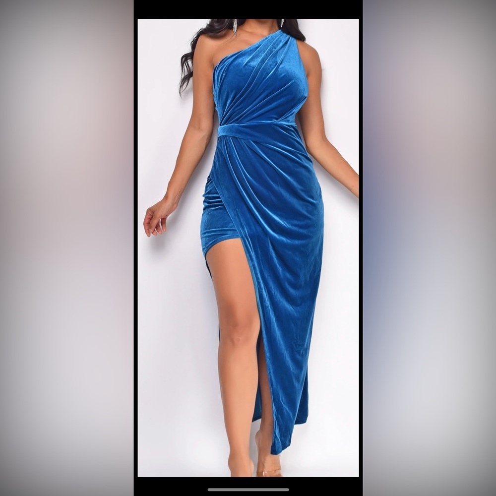 Elegant Blue Velvet Dress with Slit